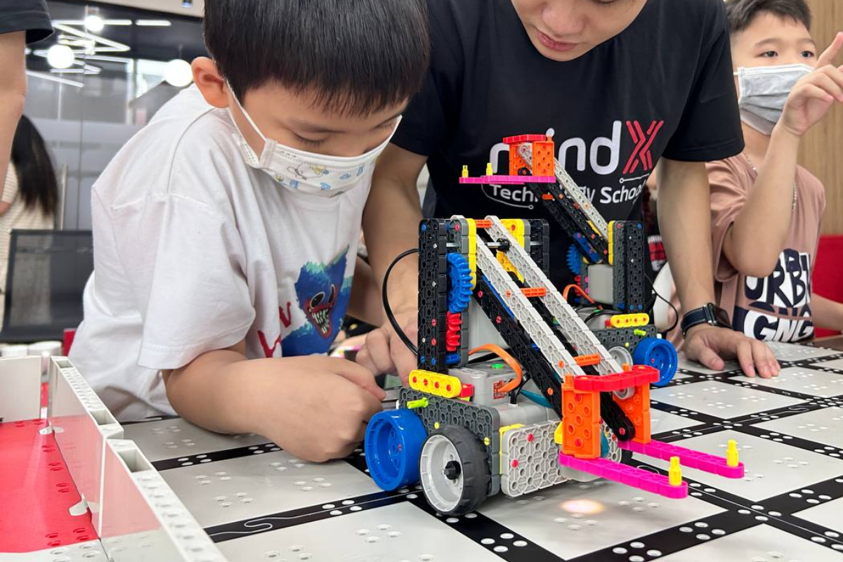 hoc-robot-cho-be-ren-luyen-logic-cho-tre-1